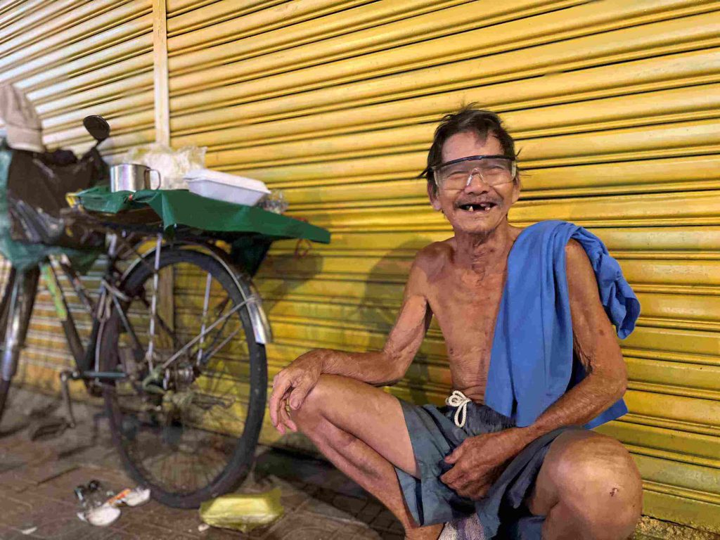 Đóng góp những bữa ăn đêm cứu đói cho những mảnh đời vô gia cư