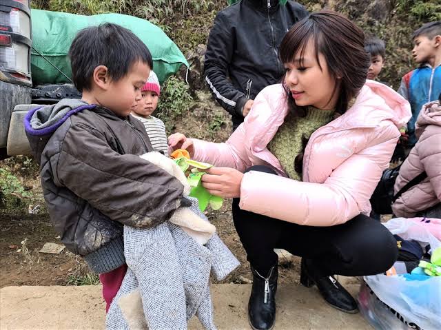 Tặng áo ấm và chăn mùa đông cho trẻ em nghèo Sapa