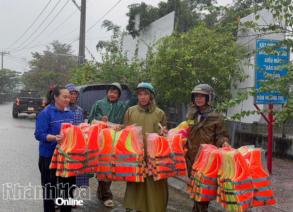 Tặng áo phao và xuồng cứu hộ vùng lũ lụt