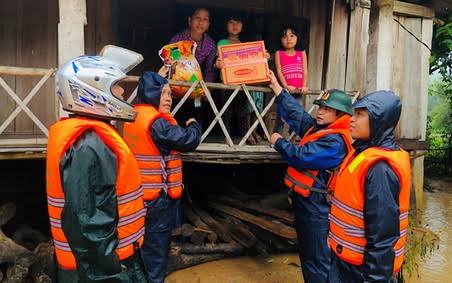 Hỗ trợ gạo mùa màng thất bát cho bà con miền Trung