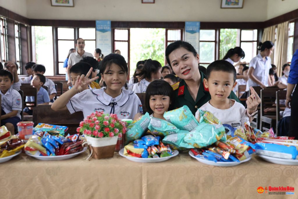 Quỹ học bổng thắp sáng ước mơ trẻ em mồ côi
