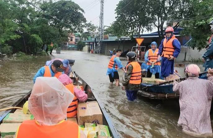 Cứu trợ khẩn cấp đồng bào vùng ngập lụt miền Trung