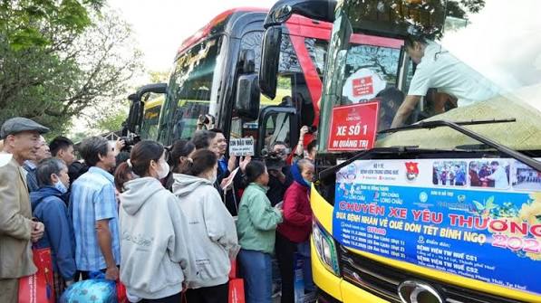 Chuyến xe yêu thương – Hỗ trợ bệnh nhân nghèo về quê